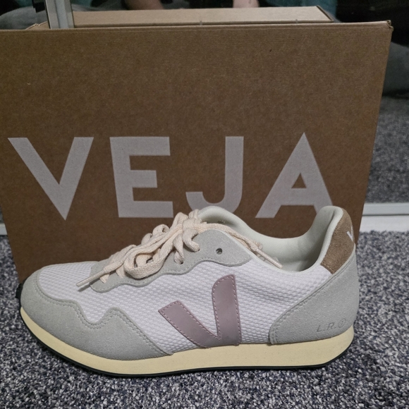 Veja Women\'s Sneakers - Cream and Pink